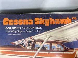 lot 134 image: Cessna Skyhawk 172 Model Airplane Kit