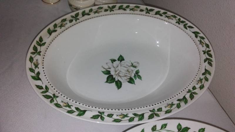 lot 489 image: New and Vintage Housewares