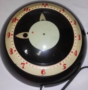 lot 425 image: Vintage Clock.