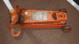 lot 448 image: Hydraulic Floor Jack 2.25 Ton.