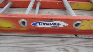 lot 36 image: 32 Fiberglass Extension Ladder