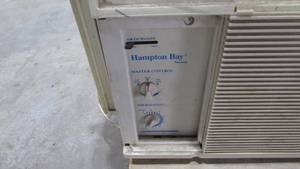 lot 72 image: Window Air Conditioner
