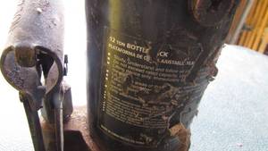 lot 86 image: (2) Hydraulic Jacks