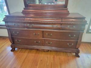 lot 51 image: Tuscan Mirrored Lions Paw Vanity Desser