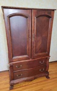 lot 52 image: Tuscan Lions Paw Wardrobe