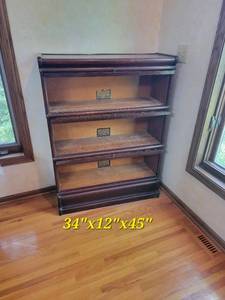 lot 2 image: Globe-Wernicke Co. Barrister Bookcase