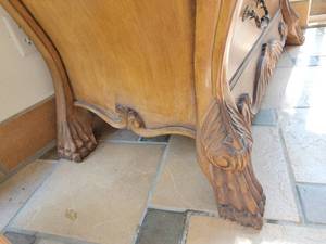 lot 32 image: King Sized Michael Amini Eden Bedroom Hutch