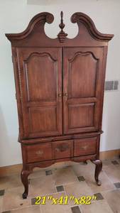 lot 112 image: Traditional Queen Anne Armoire