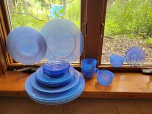 lot 81 image: Opalescent Murano Glass Table Setting
