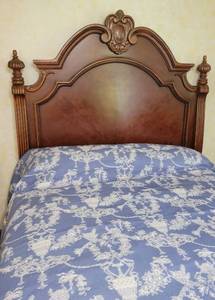 lot 51A image: Mahogany Pawfoot & Crest Bed Frame Set, Queen