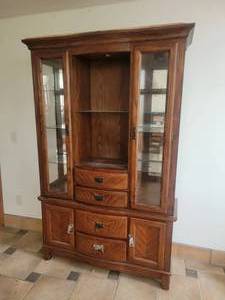 lot 83 image: Elegant Display Hutch