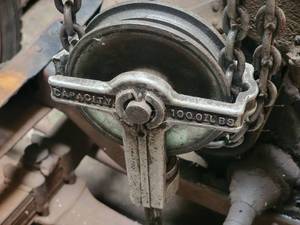 lot 165 image: 1000 Pound Test Chain Pully System