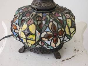 lot 86 image: Striking Stained Glass Vase Table Lamp