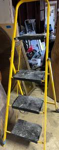 lot 3 image: Foldable Step Ladder