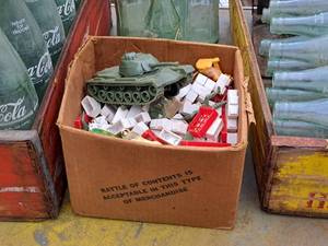 lot 114 image: Lot of  LegoArmy MenToy Figurines, Army Tank