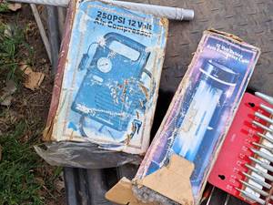 lot 121 image: Auto Emergency Light, 250PSI 12V Air Compressor