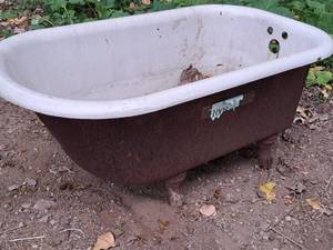 lot 18 image: Vintage Cast Iron Claw-Foot Tub