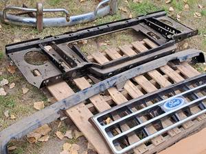 lot 207 image: Lot of (2) Ford F-Series Parts