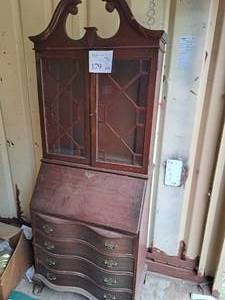lot 179 image: Vintage Desk with Key