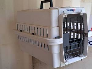 lot 88 image: Travel-Aire Animal Crate