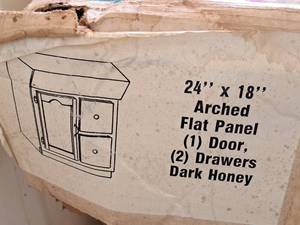 lot 98 image: Arched Flat Panel Cabinet 1-door2-drawer