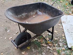lot 51 image: True Temper Wheelbarrow