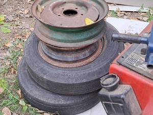 lot 55 image: Lot of (4) Vintage 1950s Ford 5-Lug Rims with (2) Tires