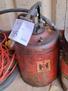 lot 195 image: International Harvester Metal Oil Can