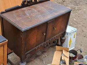lot 133 image: Desk