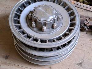 lot 164 image: Lot of (4) Wheel Hubcaps