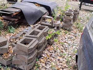 lot 66 image: Lot of  Assorted Landscaping Bricks