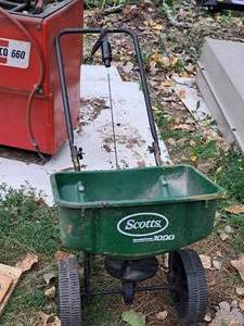 lot 53 image: Scotts Speedy Green 1000 Seed Spreader