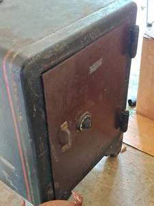 lot 184 image: Floyds Lock & Safe Service Combination Safe with Combination