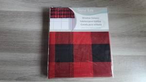 lot 15 image: New Lot of Four (4) Trend Lab Valances