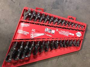 lot 37 image: Milwaukee 144-Position Flex-Head Ratcheting Combination Wrench Set SAE (15-Piece)   Customer Returns See Pictures
