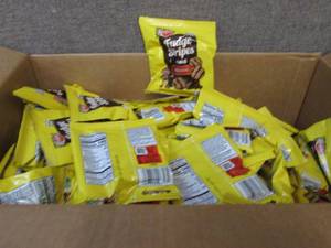 lot 453 image: Case of 130- 1 oz pks Keebler Fudge...