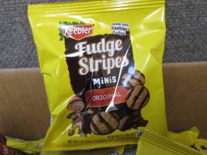 lot 455 image: Case of 130- 1 oz pks Keebler Fudge...