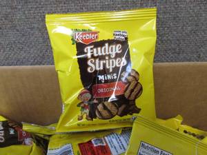 lot 456 image: Case of 130- 1 oz pks Keebler Fudge...