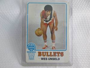 lot 32 image: 1973 - 74 Topps Wes Unseld Card...