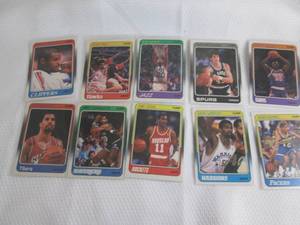 lot 65 image: Assorted 1988-89 Fleer Basketball R...