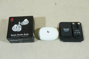 lot 17 image: Beats Studio Buds -White