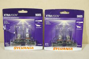 lot 29 image: 2 Sets Sylvania Xtravision Halogen Lamps 9005