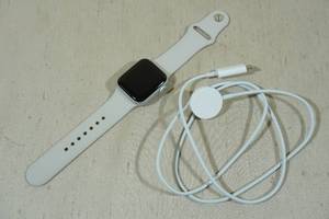 lot 100 image: Apple Watch SE 40mm Smart Watch with GPS