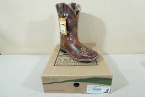 lot 101 image: Smoky Mountain Boots -Youth Size 6Ladies 8, Floral Stitching