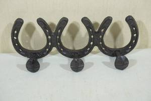 lot 123 image: Cast Iron Horse Shoe Coat Rack