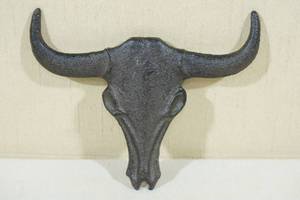 lot 124 image: Cast Iron Long Horn Bull Wall Dcor