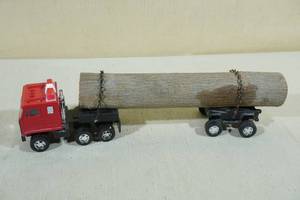 lot 133 image: 1987 Remco Logging Truck