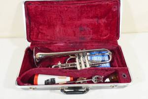 lot 164 image: Signet Cornet with Hard Case