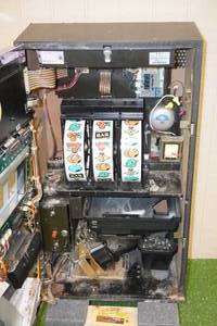 lot 1H image: Super Planet Slot Machine with Key and Tokens - Not Working
