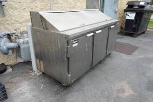 lot 109A image: Leader ESLM72S 72 Sandwich or Salad Prep Table - Not Cooling